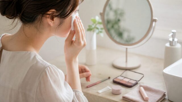 目尻 化粧 落ちる 涙に悩む日に見直したい原因とメイク対策7つの方法