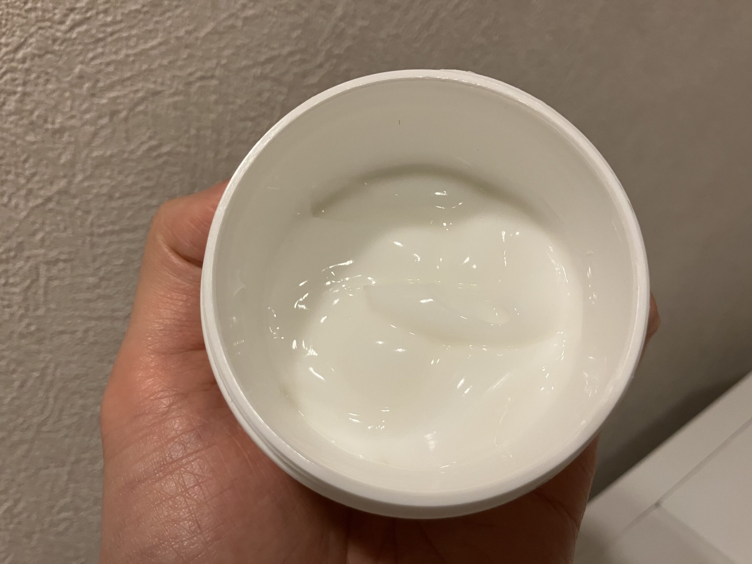 容器を開けたキールズ クリーム UFCの中身