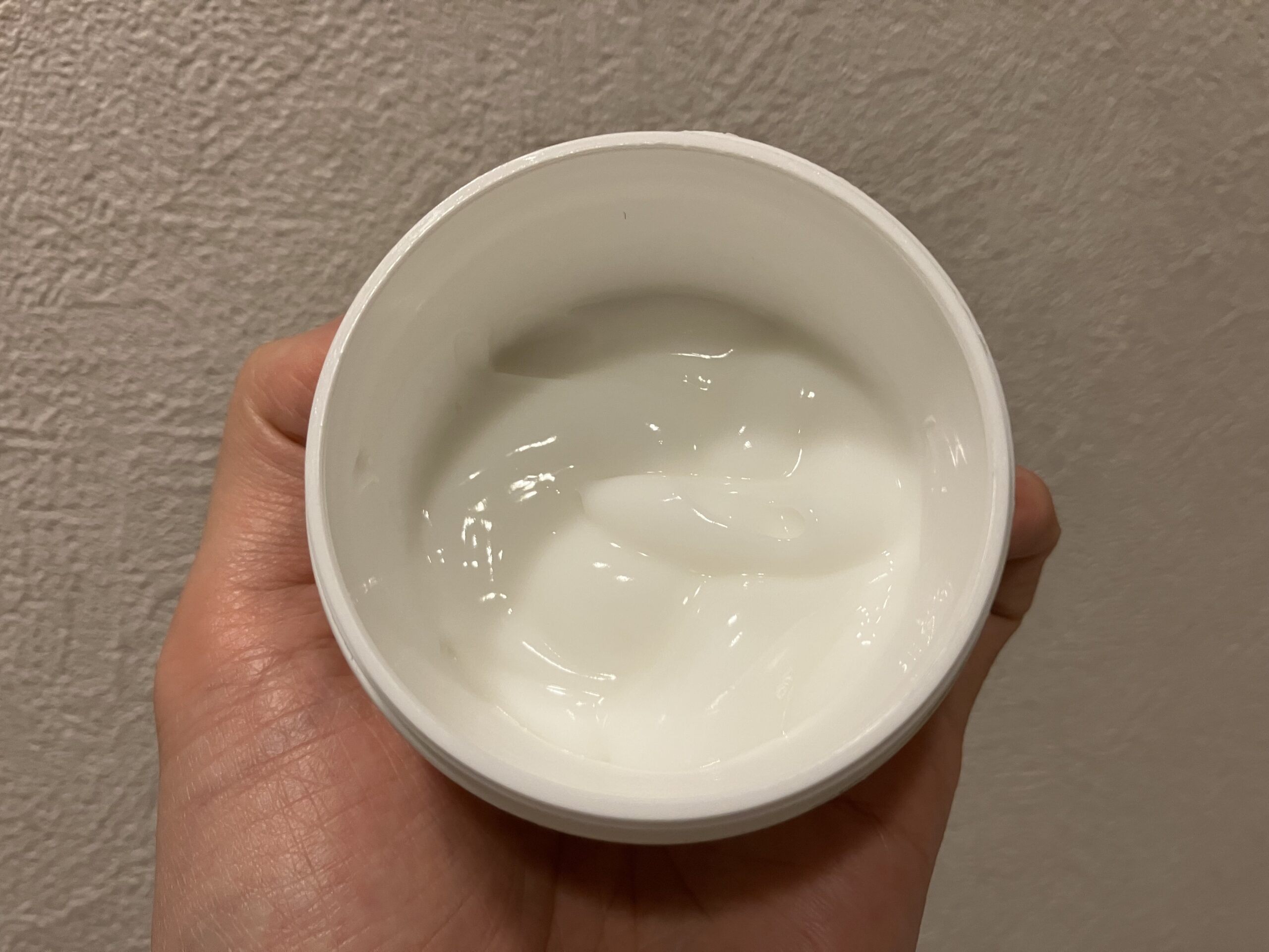 キールズ クリーム UFCの質感と使用量を確認する写真